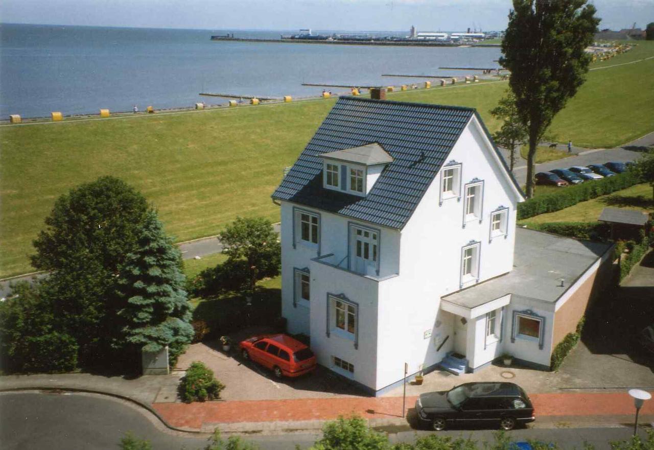 Doppelzimmer mit Bett in Wandnische und Balkon